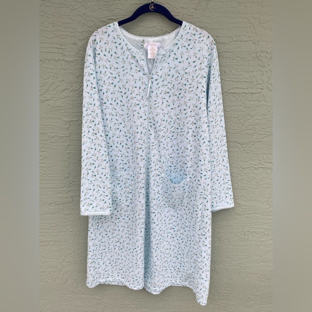 Secert Treasures Sleepwear Housecoat/Robe/Nightgown Sz M